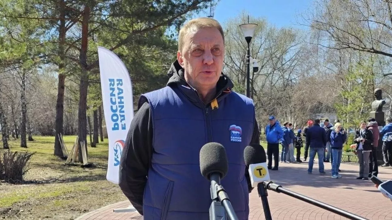 Тысячи барнаульцев вышли на общегородской субботник 24 апреля. Фото