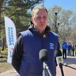 Тысячи барнаульцев вышли на общегородской субботник 24 апреля. Фото