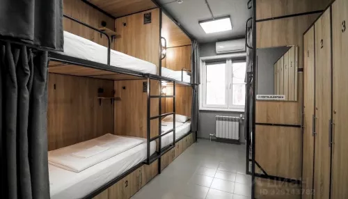 Капсульный отель с фейсконтролем продают на вокзале в Барнауле. Фото