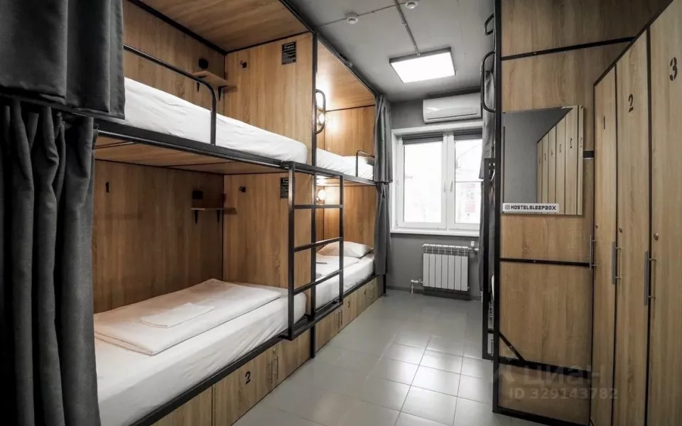 Капсульный отель с фейсконтролем продают на вокзале в Барнауле. Фото