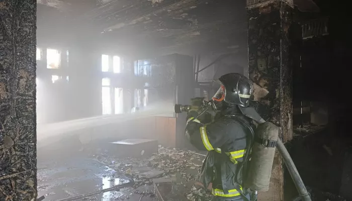 Заброшенное здание загорелось в центре Барнаула. Фото