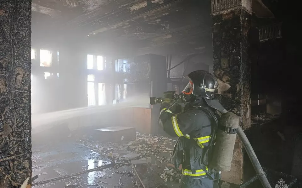 Заброшенное здание загорелось в центре Барнаула. Фото