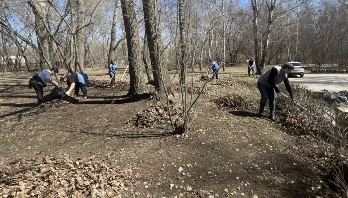 Общегородской субботник прошел во всех районах Барнаула. Фоторепортаж