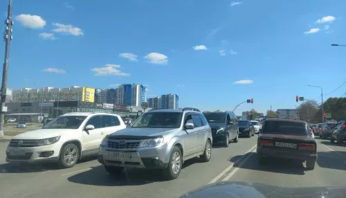 Дачники проснулись: гигантские пробки сковали выезды из Барнаула 25 апреля