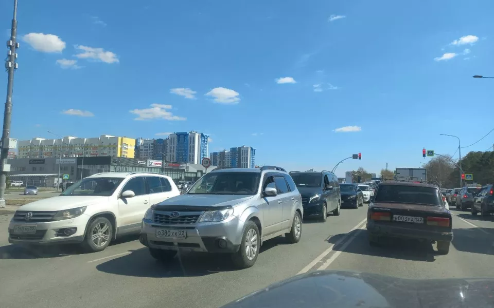 Дачники проснулись: гигантские пробки сковали выезды из Барнаула 25 апреля