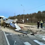 23 человека попали в больницу после столкновения фуры и маршрутки под Петербургом