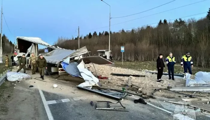 23 человека попали в больницу после столкновения фуры и маршрутки под Петербургом