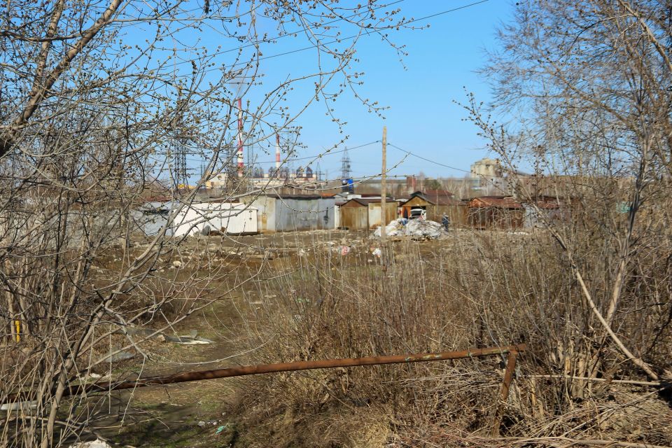 Сухой лог. Вид на гаражи со стороны соседнего участка