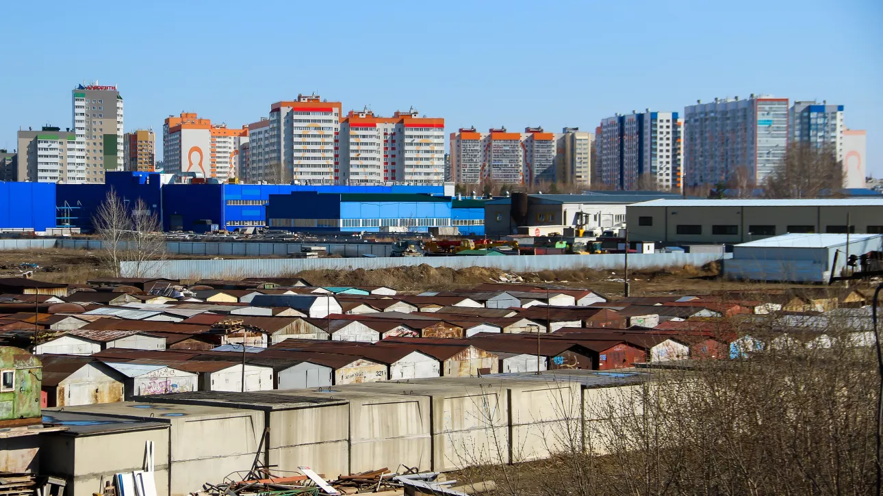 Империя боксов: как сотни барнаульских гаражей осели у озера в промзоне. Фото