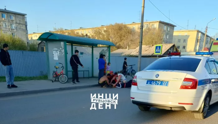 Восьмилетний мальчик попал под колеса Subaru Legacy в Рубцовске