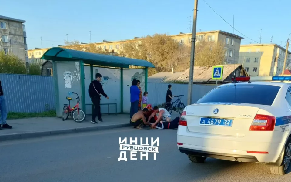 Восьмилетний мальчик попал под колеса Subaru Legacy в Рубцовске