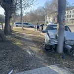 Автомобиль взял на таран столб в Барнауле. Фото места ДТП