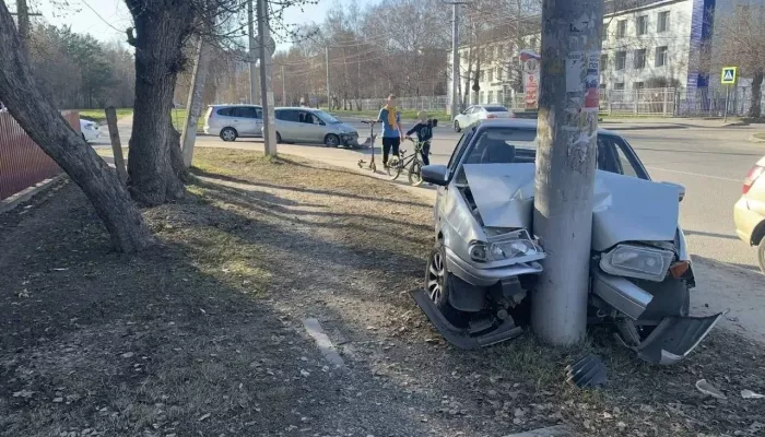 Автомобиль взял на таран столб в Барнауле. Фото места ДТП