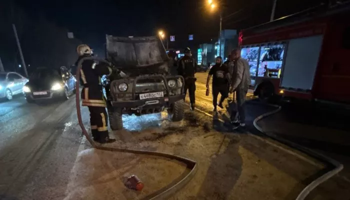 Автомобиль УАЗ сгорел напротив ТЦ Европа в Барнауле