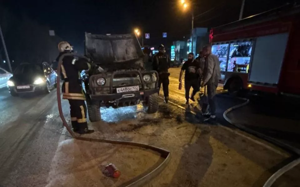 Автомобиль УАЗ сгорел напротив ТЦ Европа в Барнауле