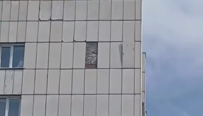 Жители Барнаула заметили готовую рухнуть плитку на фасаде дома по пр. Ленина