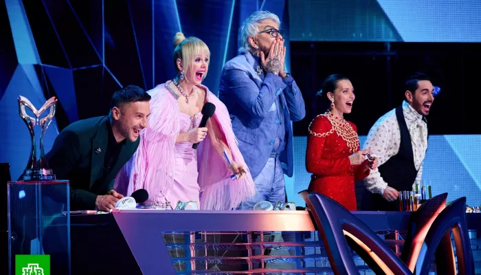 Назван победитель шоу Маска: кто был в костюмах Лягушки, Жирафа, Суриката и Бобра