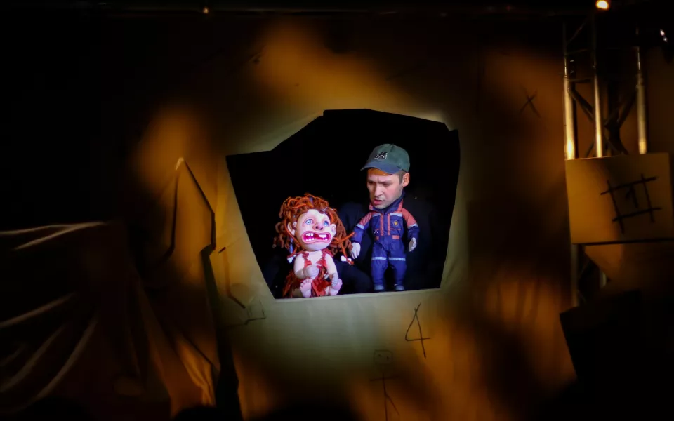 Древние тени, петрушки и Денни: как археолог зажег в спектакле о Денисовой пещере