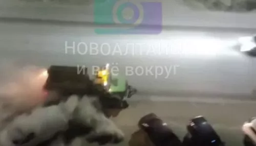Автомобили утонули в пылевых облаках во время уборки улицы в Новоалтайске