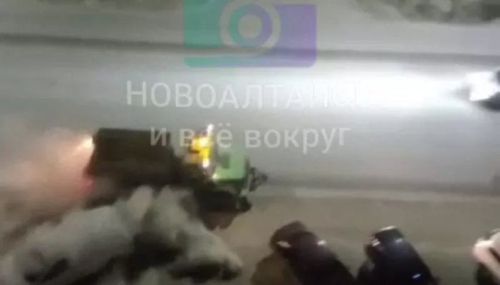 Автомобили утонули в пылевых облаках во время уборки улицы в Новоалтайске