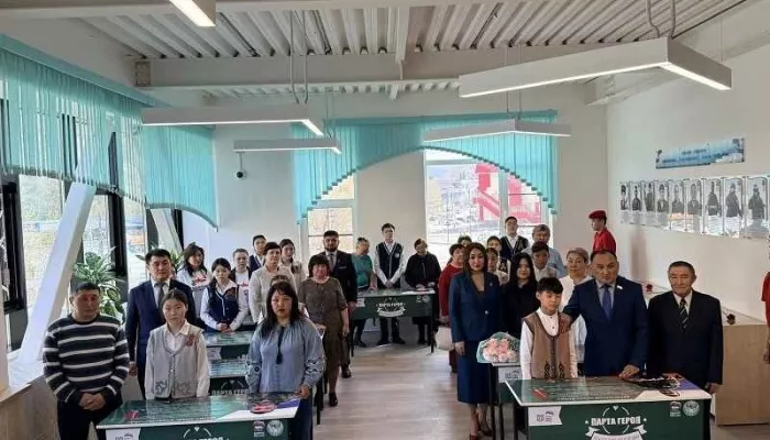 В школе №7 Горно-Алтайска торжественно открыли Парты Героев
