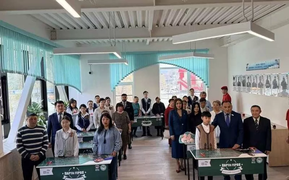 В школе 7 Горно-Алтайска торжественно открыли Парты Героев