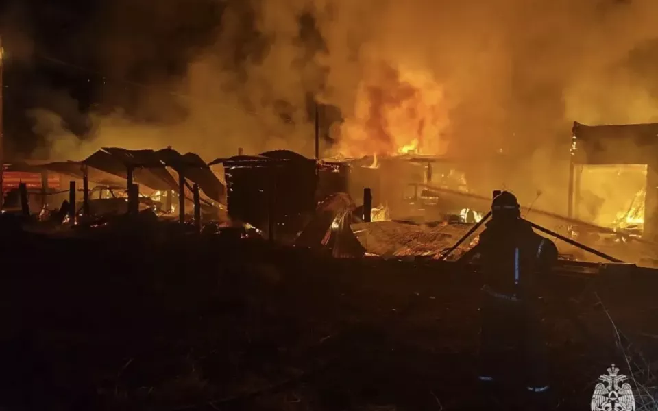 Огонь уничтожил дом, баню, летнюю кухню и гараж в селе Республики Алтай