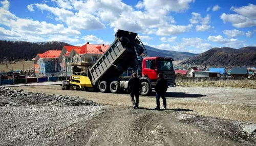 Новый асфальт начали укладывать в Шебалино Республики Алтай
