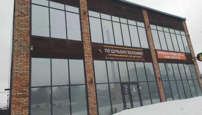 Двухэтажное здание с рестораном продают в Барнауле. Фото