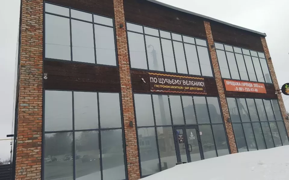 Двухэтажное здание с рестораном продают в Барнауле. Фото