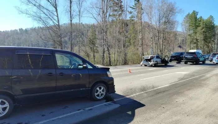 Три Тойоты столкнулись вблизи Соузги в Республике Алтай