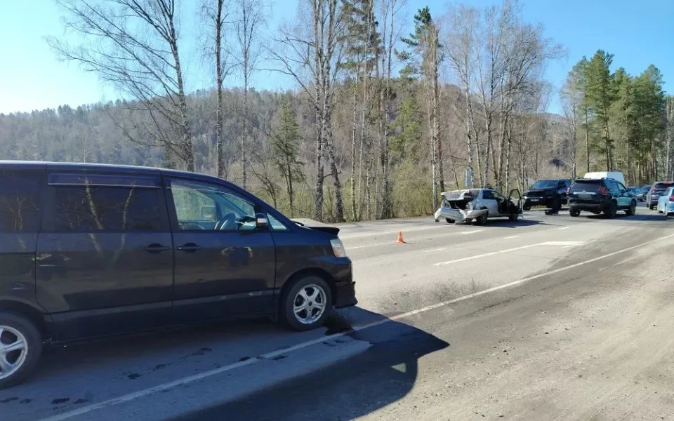 Три Тойоты столкнулись вблизи Соузги в Республике Алтай