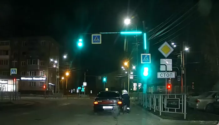 В Горно-Алтайске пьяный водитель протащил полицейского 300 метров по проезжей части