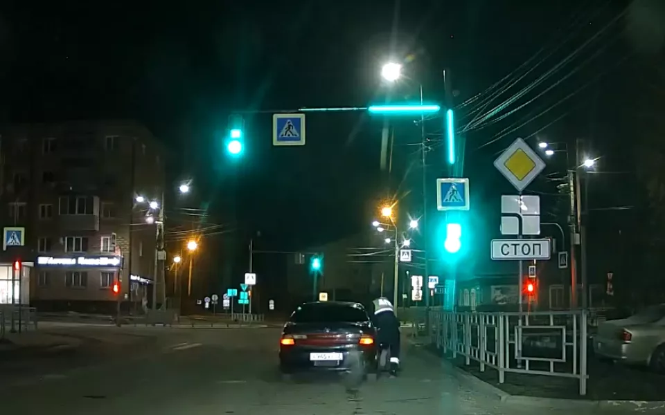 В Горно-Алтайске пьяный водитель протащил полицейского 300 метров по проезжей части