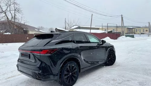 Черный Lexus с красным салоном и в богатой комплектации продают в Горном Алтае. Фото