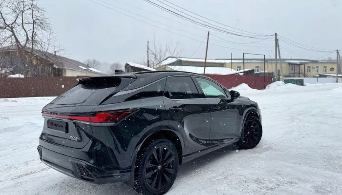 Черный Lexus с красным салоном и в богатой комплектации продают в Горном Алтае. Фото