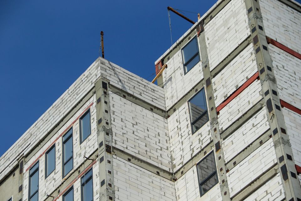 Строящееся здание на пр. Ленина, 122б. Апрель 2026 года