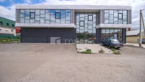 Двухэтажный бизнес-центр с витражным фасадом выставили на продажу в Барнауле. Фото