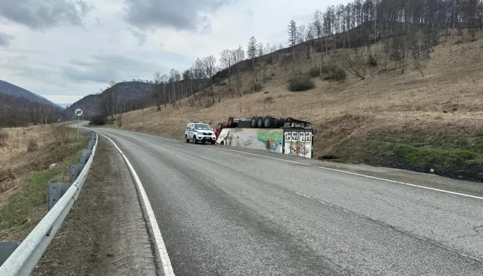 Грузовик с жителем Монголии опрокинулся на крышу в Республике Алтай