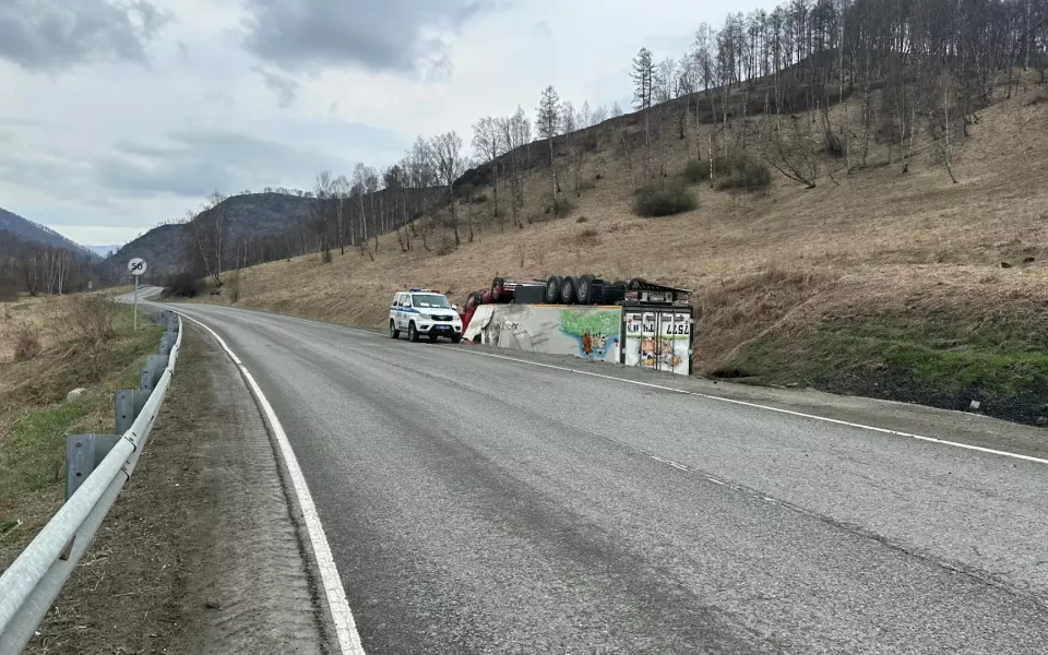 Грузовик с жителем Монголии опрокинулся на крышу в Республике Алтай