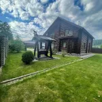 Коттедж с баней и бассейном продают в Горном Алтае за 42,3 млн рублей. Фото