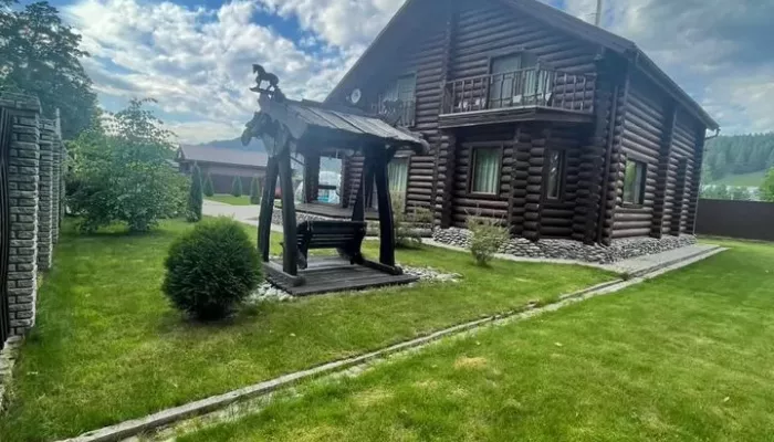 Коттедж с баней и бассейном продают в Горном Алтае за 42,3 млн рублей. Фото