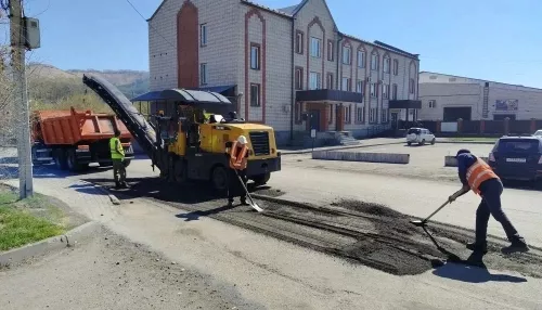 В Горно-Алтайске приступили к ямочному ремонту дорог