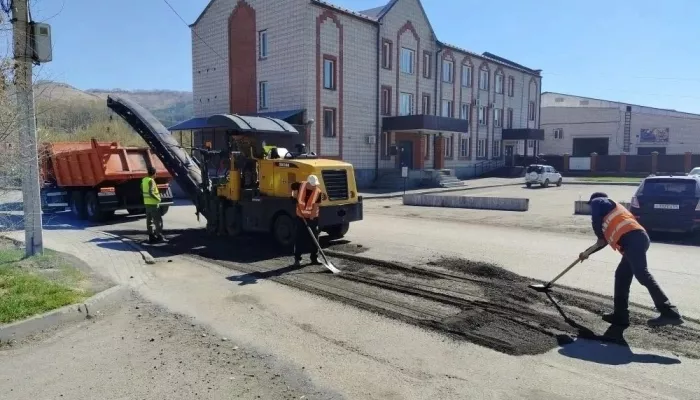 В Горно-Алтайске приступили к ямочному ремонту дорог