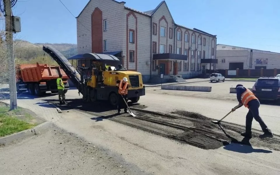 В Горно-Алтайске приступили к ямочному ремонту дорог