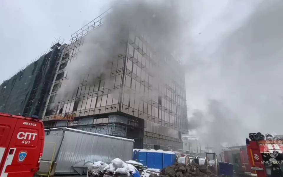 Смертельный пожар вспыхнул на стройке в Москве: что об этом известно