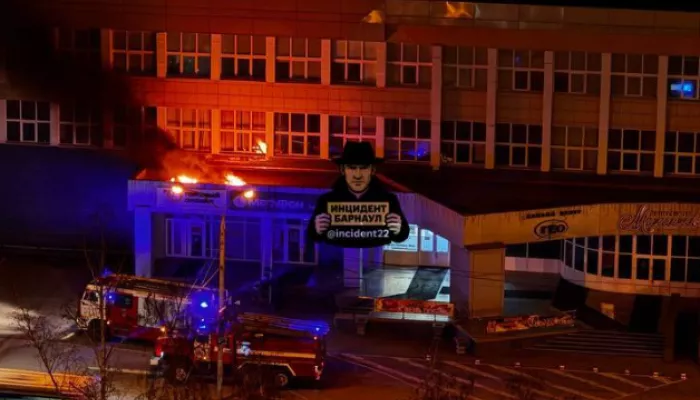 Фасад загорелся у делового центра Гео в Барнауле