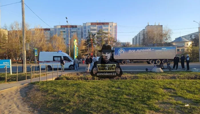 Машина сбила молодого парня на пешеходном переходе в Барнауле