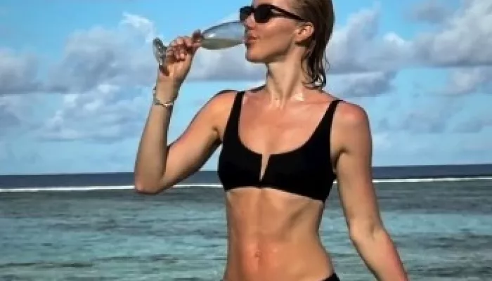 Юлианна Караулова в черном бикини устроила жаркую фотосессию на Мальдивах