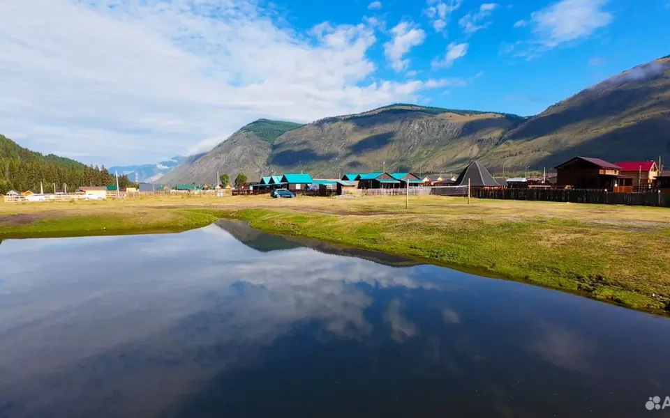 Действующую турбазу неподалеку от гейзерного озера и реки продают в Горном Алтае